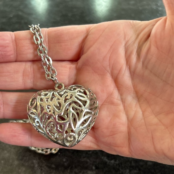 puffed filagree heart necklace - Picture 6 of 7